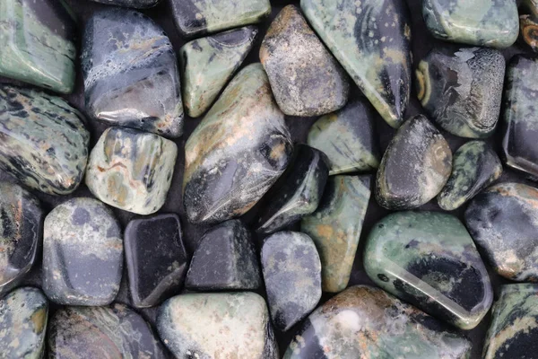 Kambaba Jaspis Haufen Schmucksteine Textur Auf Schwarzem Hintergrund Stockfoto
