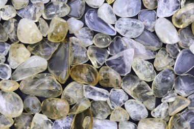 Siyah arkaplanda kuyumcu yığını mücevher taşları dokusu