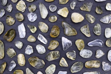 Siyah arka planda nadir bulunan mücevher taşları dokusu.