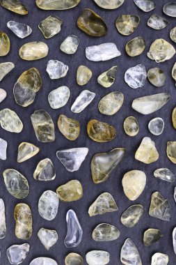 Siyah arka planda nadir bulunan mücevher taşları dokusu.