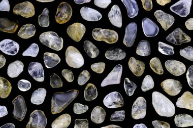 Siyah arka planda nadir bulunan mücevher taşları dokusu.