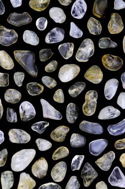 Siyah arka planda nadir bulunan mücevher taşları dokusu.