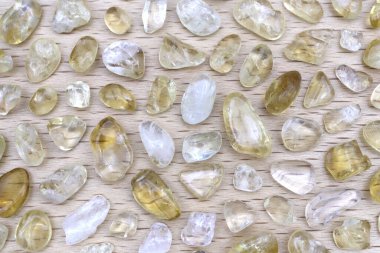 Nadir bulunan mücevher taşları. Hafif verniklenmiş ahşap arka planda.