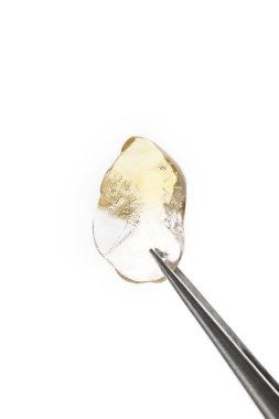 Beyaz ışık izole arka planda cımbızla yapılmış kuyumcu taş dokusu. Makro yakın çekim.