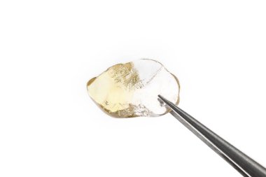 Beyaz ışık izole arka planda cımbızla yapılmış kuyumcu taş dokusu. Makro yakın çekim.