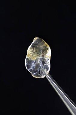 Siyah arka planda cımbızla yapılmış kuyumcu taş dokusu. Makro yakın çekim.