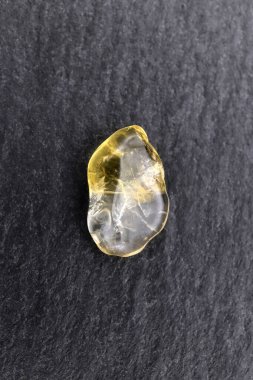 Siyah taş zemin üzerinde kuyumcu taş dokusu. Makro yakın çekim.