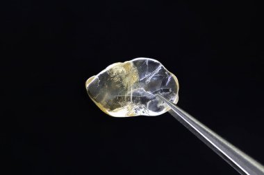 Siyah arka planda cımbızla yapılmış kuyumcu taş dokusu. Makro yakın çekim.