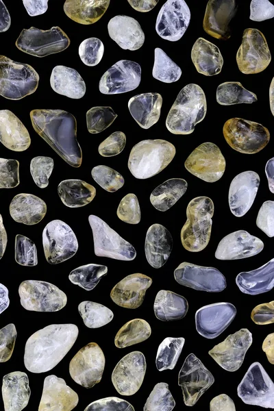 Siyah arka planda nadir bulunan mücevher taşları dokusu.