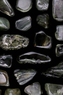 Siyah arkaplandaki yeşil, nadir mücevher taşları dokusu.