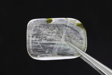 Siyah arka planda cımbızla, yeşil, paslanmış mücevher taşı dokusu. Makro yakın çekim.