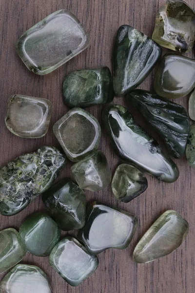 Verde Rutilado Amontonar Piedras Joya Textura Sobre Fondo Madera Barnizada — Foto de Stock