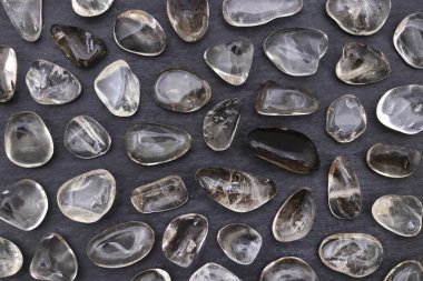 Smoky quartz nadir mücevher taş dokusu siyah taş arka planda