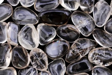 Smoky quartz yığın mücevher taş dokusu siyah arkaplan