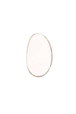 Beyaz ışık izole edilmiş arka planda dumanlı kuvars mücevher taş dokusu. Makro yakın çekim.