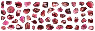 Garnet mücevher taşları açık beyaz izole arkaplanda doku oluşturur. Makro yakın çekim.