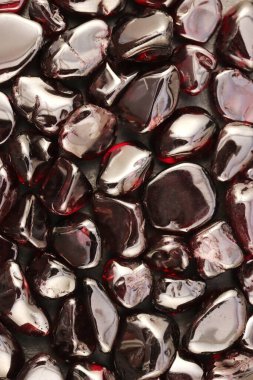 Siyah arkaplanda kepek yığını mücevher taşları dokusu