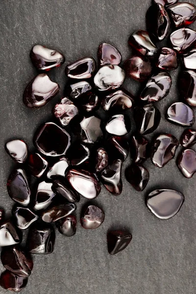 Garnet Mücevher Yığınını Siyah Taş Zemin Üzerine Yığar — Stok fotoğraf