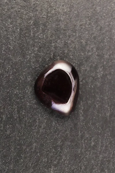 Tekstur Batu Permata Garnet Pada Latar Belakang Batu Hitam Penutup — Stok Foto