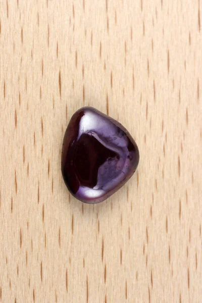 Garnet Jewel Stone Texture Light Varnished Wood Background Macro Closeup — Stock Photo, Image