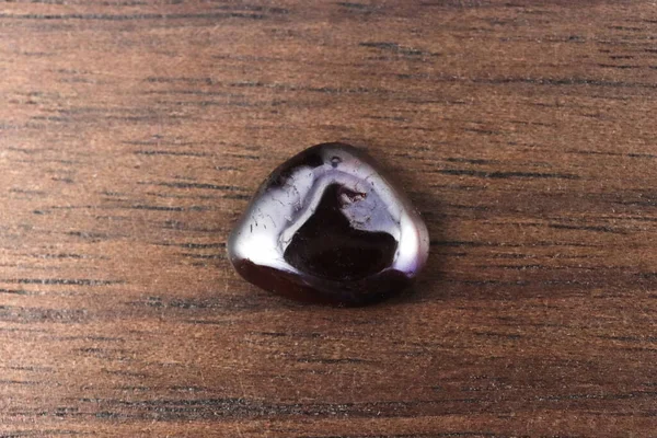 Tekstur Batu Permata Garnet Pada Latar Belakang Kayu Berwarna Coklat — Stok Foto