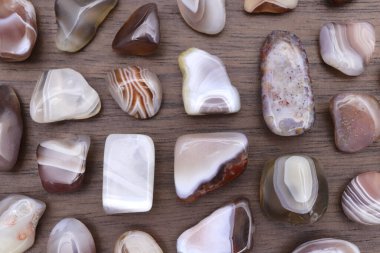 Pers agate nadir mücevher taş dokusu kahverengi ahşap arka plan