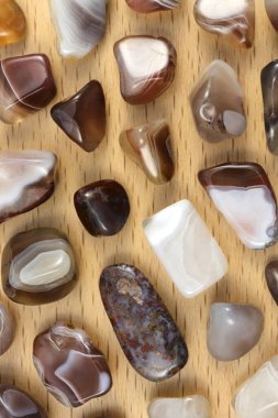 İran nadide mücevher taşlarının hafif ahşap zemin üzerindeki dokusu.