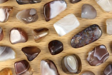 İran nadide mücevher taşlarının hafif ahşap zemin üzerindeki dokusu.