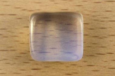 Işık vernikli ahşap zemin üzerinde Opal Mücevher Taş dokusu. Makro yakın çekim.