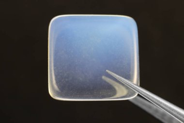 Siyah arka planda cımbızla yapılmış Opal Mücevher Taş dokusu. Makro yakın çekim.