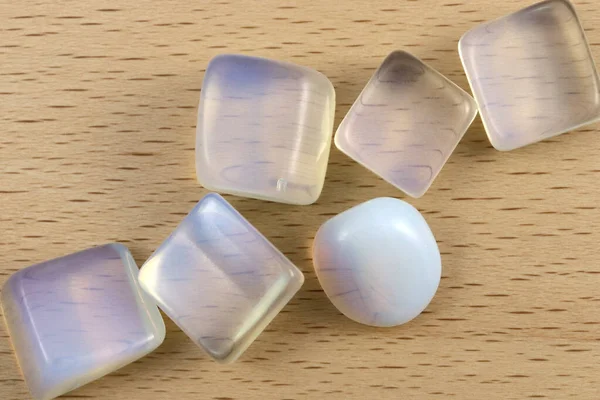 Opal Amontonar Piedras Joya Textura Sobre Fondo Madera Barnizada Luz —  Fotos de Stock