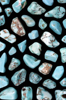 Turkuaz nadir mücevher taşları siyah arkaplanda.