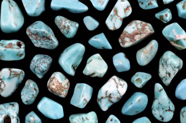 Turkuaz nadir mücevher taşları siyah arkaplanda.