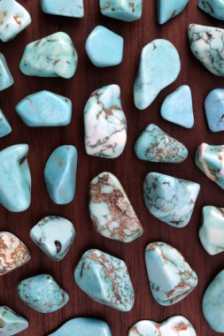 Kahverengi ahşap arka planda türkuaz nadir mücevher taşları dokusu