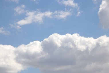 Bulutlu mavi gökyüzü güneş ışığı dokusu.