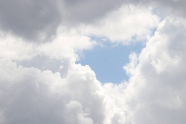 Bulutlu mavi gökyüzü güneş ışığı dokusu.