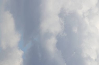 Bulutlu cennet, gökyüzünü doldurdu. Güzel manzara..