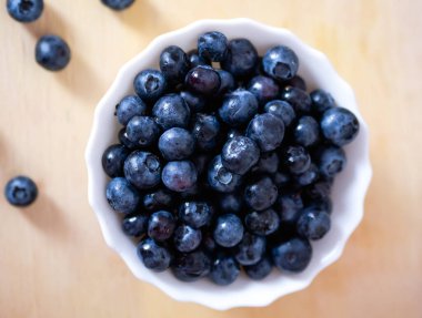 Masada çok güzel yemekler var. Beyaz tabakta yabanmersini