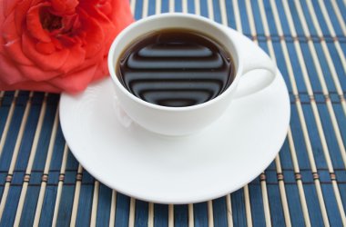 Beyaz fincan kahve kırmızı bir gül - vintage tarzı