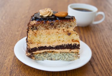 kek bir dilim bir fincan kahve ile