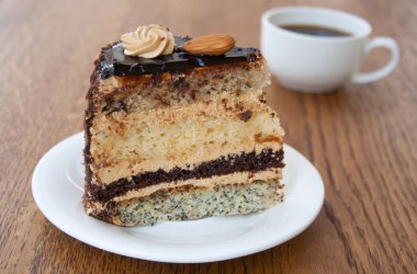 kek bir dilim bir fincan kahve ile