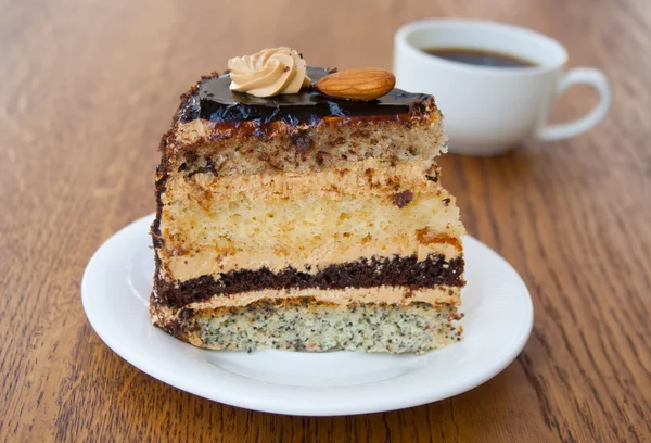 kek bir dilim bir fincan kahve ile