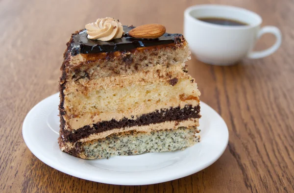 kek bir dilim bir fincan kahve ile