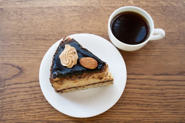 Uma fatia de bolo com uma xícara de café — Fotografia de Stock