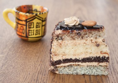 kek bir dilim bir fincan kahve ile