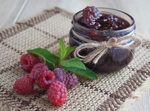 Köstliche Marmelade aus frischen natürlichen Himbeeren im Glas — Stockfoto