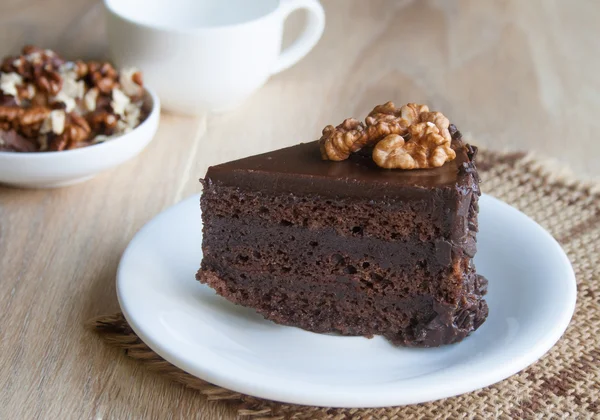 Ein leckeres Stück Schokoladenkuchen auf einem weißen Teller — Stockfoto