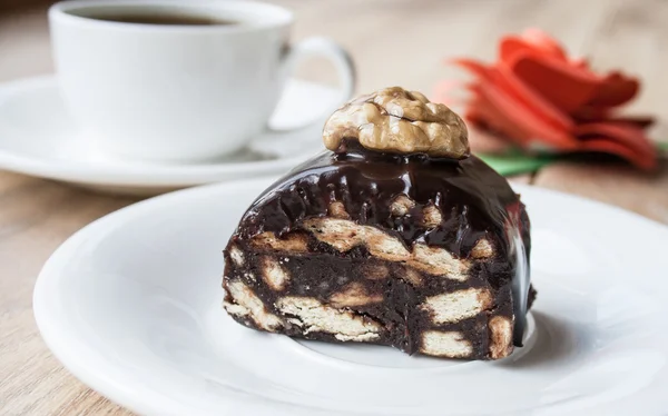 Pastel de chocolate con nueces en un plato blanco — Foto de Stock