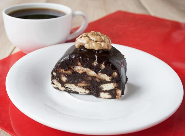 Pastel de chocolate con nueces en un plato blanco — Foto de Stock