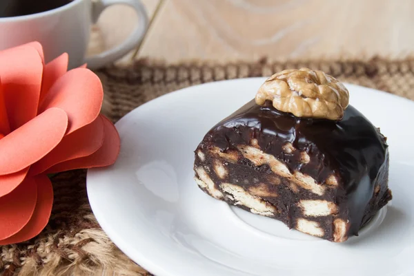 Pastel de chocolate con nueces en un plato blanco — Foto de Stock